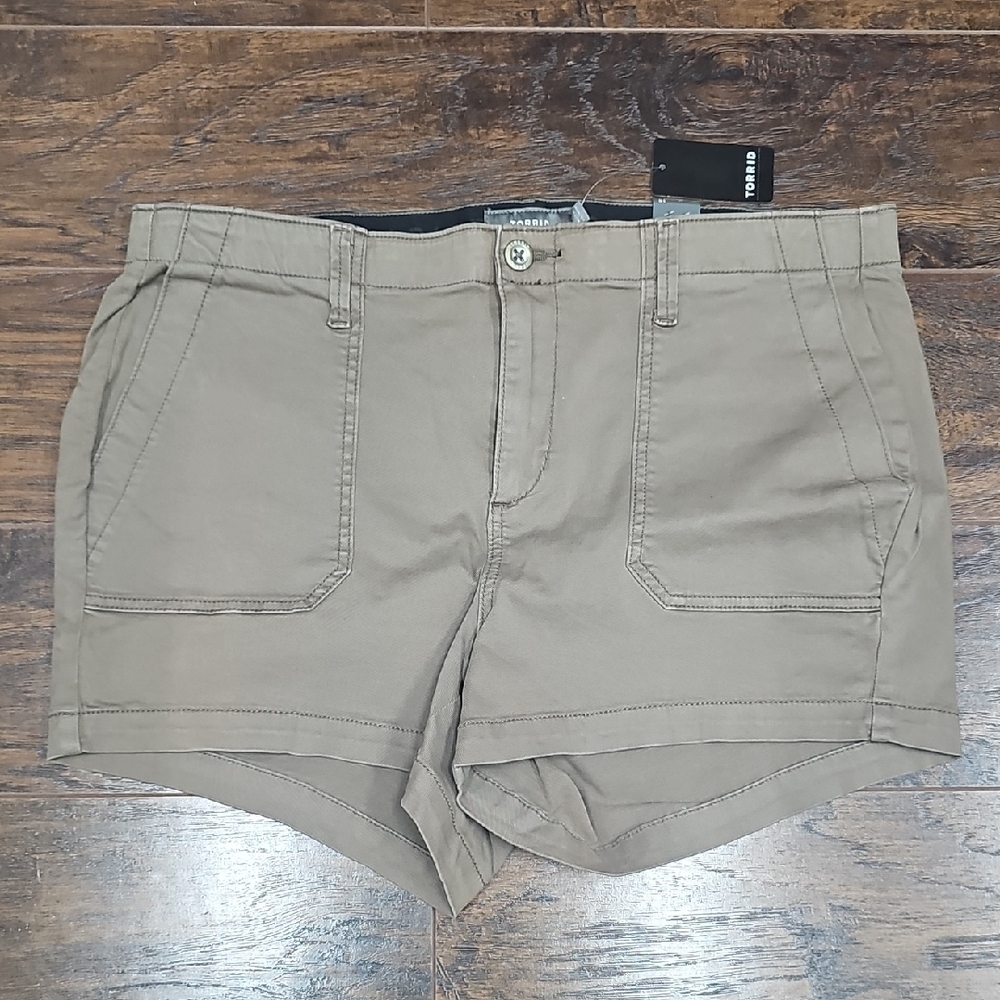 TORRID 3.5 Inch Comfort Flex Waistband Chino High-Rise Short NWT Size 16